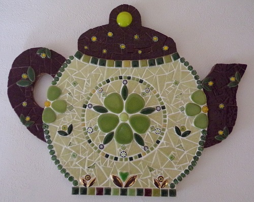 Théière en mosaïque décorée avec un mélange de matériaux verts et marrons